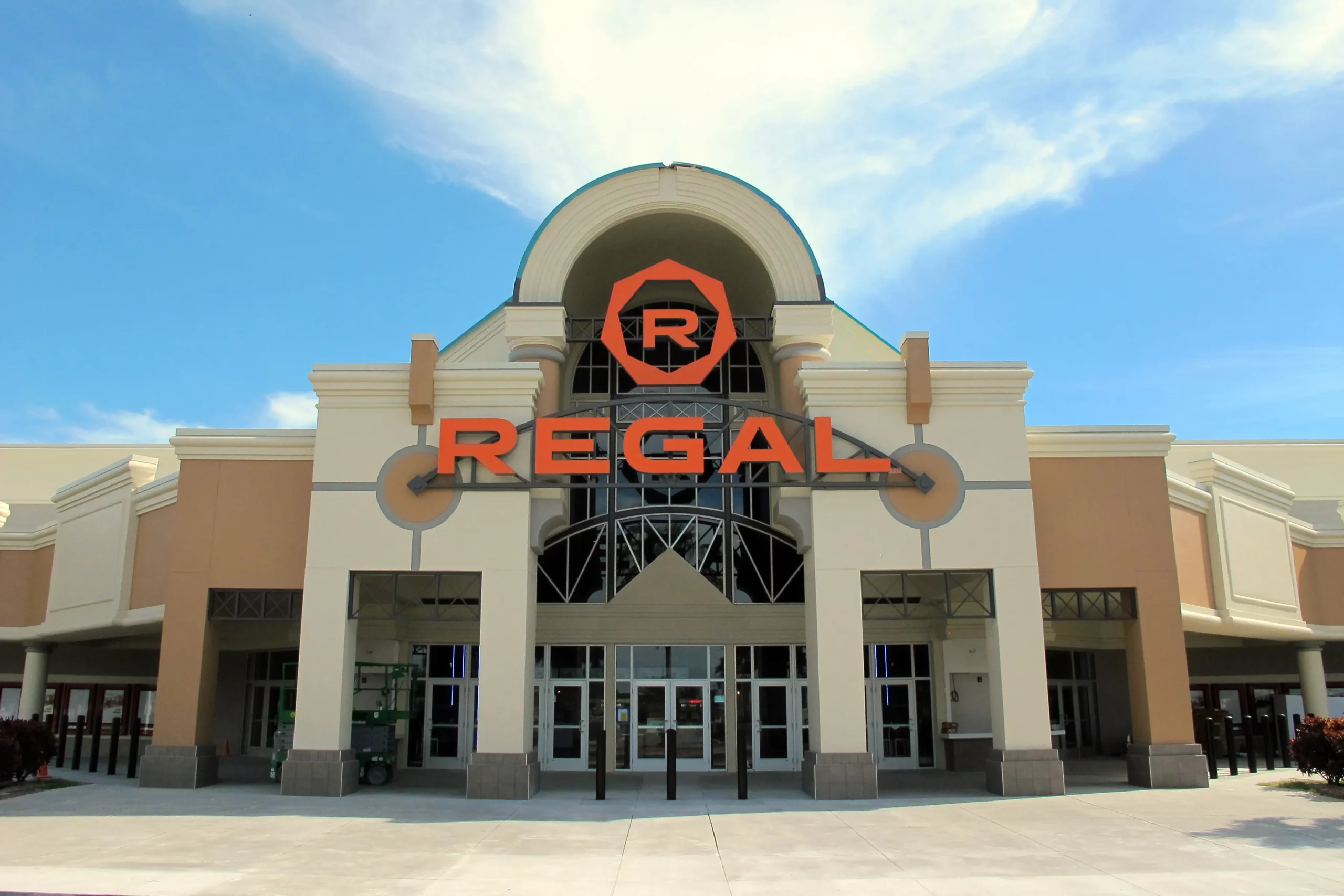 Regal Naples in Naples, FL - Screendollars